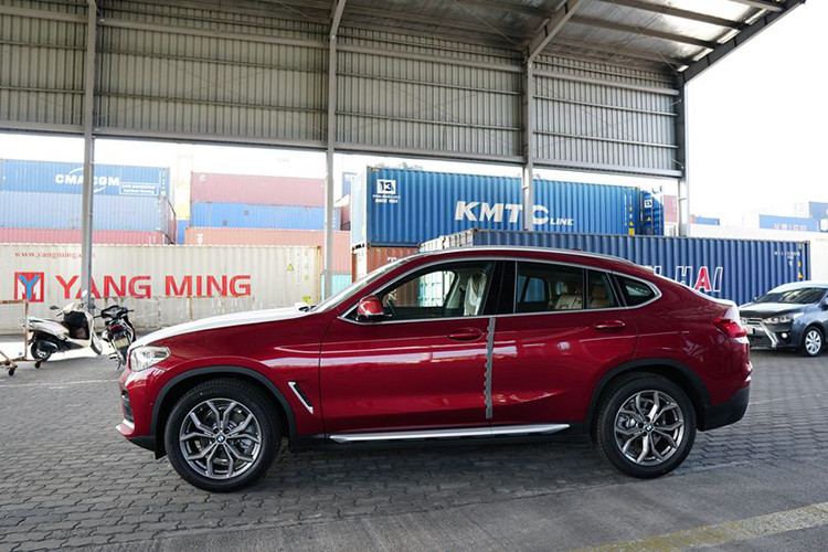 Ở phiên bản mới, kích thước của BMW X4 2019 cũng được thay đổi với chiều dài tăng thêm 81 mm và chiều rộng được cải thiện thêm 37 mm so với thế hệ trước đó. Đặc biệt, chiều dài cơ sở của xe được kéo thêm 51 mm, hứa hẹn một không gian nội thất thoáng đãng hơn.