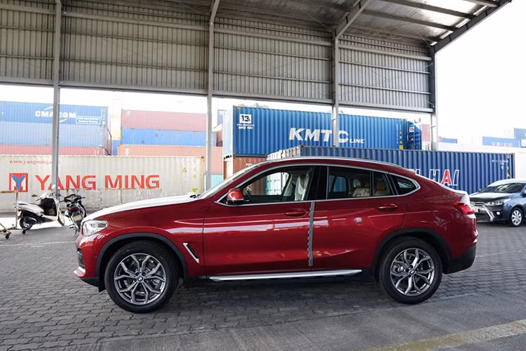 Ở phiên bản mới, kích thước của BMW X4 2019 cũng được thay đổi với chiều dài tăng thêm 81 mm và chiều rộng được cải thiện thêm 37 mm so với thế hệ trước đó. Đặc biệt, chiều dài cơ sở của xe được kéo thêm 51 mm, hứa hẹn một không gian nội thất thoáng đãng hơn.