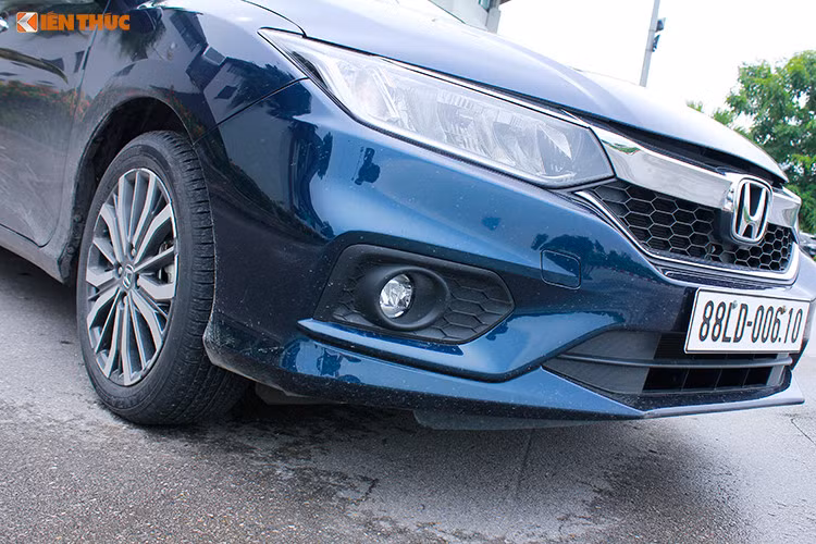 Hai bên thân xe, mẫu sedan Honda City 2017 chỉ được thay đổi duy nhất bộ mâm đúc hợp kim đa chấu 2 màu mới với đường kính 15 inch trên bản 1.5 S và E. Trong khi đó, bản V sẽ sử dụng vành có đường kính 16 inch. Ngoài ra, tay nắm cửa xe cũng được trang bị nút bấm mở dễ dàng, gương chiếu hậu tích hợp đèn báo rẽ led và chỉnh/gập điện.