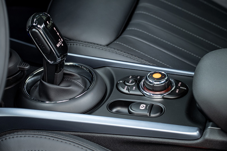 Nguồn cung cấp sức mạnh cho MINI Clubman 2020 là động cơ xăng 4 xi-lanh, tăng áp kép TwinPower Turbo, sản sinh công suất tối đa 192 mã lực và mô-men xoắn cực đại 280 Nm, kết hợp cùng hộp số ly hợp kép thể thao Steptronic 7 cấp. Hệ truyền động này cho phép xe tăng tốc từ 0-100 km/h trong 7,2 giây và tiêu thụ lượng nhiên liệu trung bình từ 5,5 - 5,7 lít/100 km.