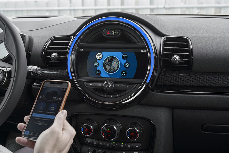 Hệ thống giải trí được trang bị tiêu chuẩn trên MINI Clubman mới bao gồm dàn âm thanh Harman Kardon với 12 loa công suất 360 watt cùng màn hình cảm ứng trung tâm kích thước 6,5 inch và tích hợp kết nối Apple CarPlay không dây.