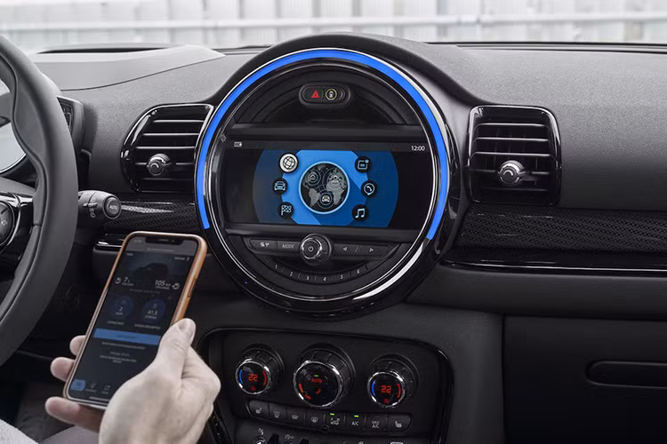 Hệ thống giải trí được trang bị tiêu chuẩn trên MINI Clubman mới bao gồm dàn âm thanh Harman Kardon với 12 loa công suất 360 watt cùng màn hình cảm ứng trung tâm kích thước 6,5 inch và tích hợp kết nối Apple CarPlay không dây.