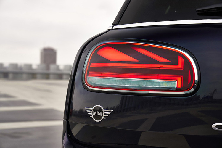 Đằng sau, xe được trang bị 2 cánh cửa mở ngang độc đáo, nhờ đó MINI Clubman thế hệ mới trở thành mẫu xe 6 cửa duy nhất trong phân khúc. Trong khi đó, cụm đèn hậu LED được thiết kế nằm ngang, lấy cảm hứng từ cờ Vương quốc Anh nhằm nhấn mạnh xuất xứ thương hiệu.