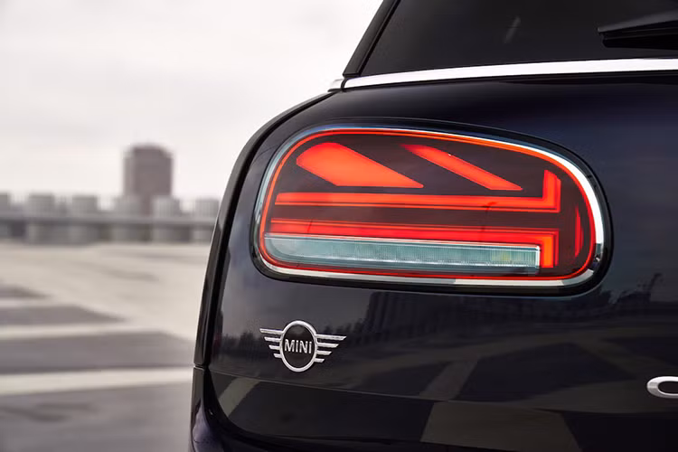 Đằng sau, xe được trang bị 2 cánh cửa mở ngang độc đáo, nhờ đó MINI Clubman thế hệ mới trở thành mẫu xe 6 cửa duy nhất trong phân khúc. Trong khi đó, cụm đèn hậu LED được thiết kế nằm ngang, lấy cảm hứng từ cờ Vương quốc Anh nhằm nhấn mạnh xuất xứ thương hiệu.