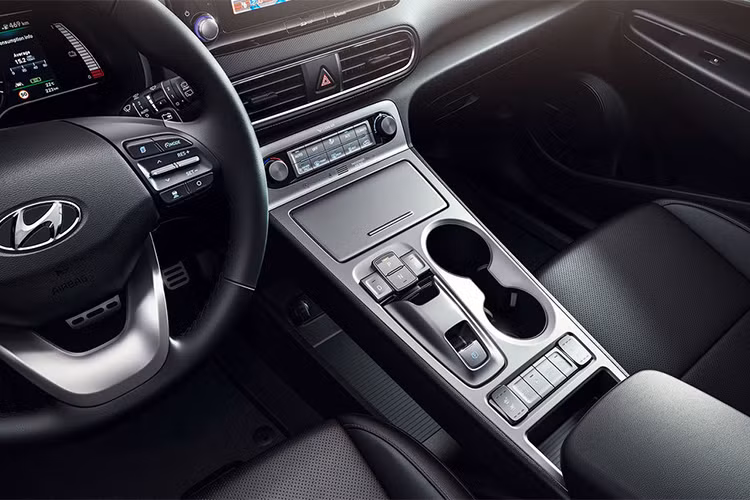 Đi kèm là loạt công nghệ hấp dẫn bao gồm những tính năng như kiểm soát hành trình thông minh, hỗ trợ tránh va chạm trước, hỗ trợ giữ làn, cảnh báo điểm mù, cảnh báo va chạm sau, cảnh báo tài xế mất tập trung, cảnh báo giới hạn tốc độ cùng công nghệ màn hình HUD và sạc không dây. 