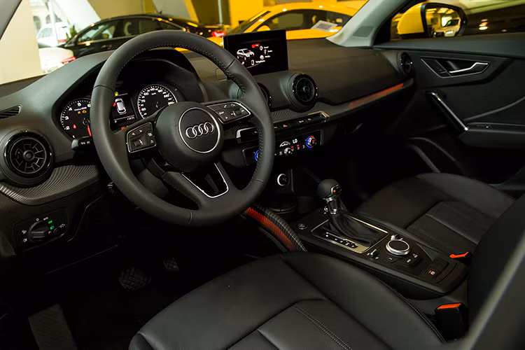 Audi Q2 mới sở hữu nội thất mang tính tối giản cho xe vẻ hiện đại hơn. Bốn cửa được thiết kế rộng, bảo đảm thuận tiện ra vào và tầm nhìn tốt, đặc biệt hàng ghế trước được thiết kế thể thao và có thể chỉnh điện. Ngoài ra, nội thất xe cũng bắt mắt hơn nhờ trang bị đèn LED tinh tế với các tấm ốp tích hợp đèn trang trí kèm lựa chọn 10 gam màu chiếu sáng.