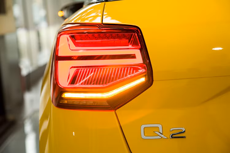 Về tổng thể ngoại thất, Audi Q2 mới được xây dựng trên nền tảng như những người anh em khác nằm trong “gia phả” của Volkswagen, bên cạnh đó chiếc SUV nước Đức mang dáng vẻ hiện đại với các đường nét đầy dứt khoát, một thiết kế đột phá của Audi nhằm chinh phục nhóm đối tượng khách hàng trẻ trung và cá tính.