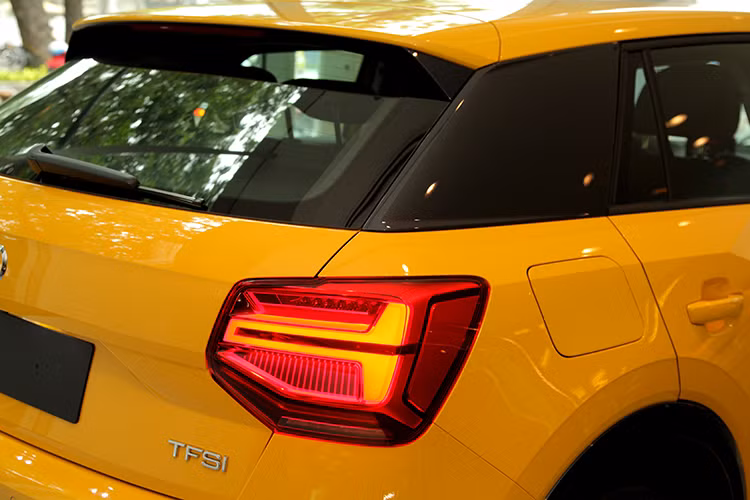 Thân sau của Q2 khỏe khoắn với cánh gió dài nối tiếp từ nóc xe và bộ ốp bảo vệ cản sau. Điểm nhấn nổi bật ở phía sau là cặp đèn hậu với những dải LED hiện đại và đậm chất Audi. Nóc xe kiểu coupe nhưng không gian trên đầu và chân vẫn thoải mái cho người lớn ngồi hàng ghế sau.