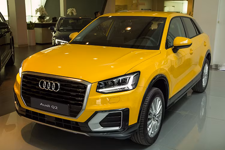 Mẫu xe Audi Q2 2017 vừa được nhập khẩu nguyên chiếc từ Đức và phân phối chính hãng tại thị trường Việt Nam. Audi Q2 tại Việt Nam với phiên bản Design sẽ đi kèm với mức giá 1,5 tỷ đồng. Nó được đánh giá là sẽ cạnh tranh trong phân khúc SUV hạng sang cỡ nhỏ so với hai đối thủ đồng hương khác là Mercedes GLA 200 và BMW X1.