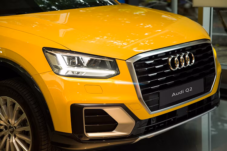 Mẫu xe SUV hạng sang cỡ nhỏ Audi Q2 từng được giới thiệu tại TP HCM trong khuôn khổ Triển lãm Ôtô Quốc tế Việt Nam 2016 cùng với thời điểm mẫu xe này được ra mắt tại thị trường Đức. Q2 được xây dựng dựa trên nền tảng MQB chung với người anh em A3, xe có kích thước 4.190mm dài, 1.790mm rộng, 1.510mm cao, cùng chiều dài cơ sở 2.600mm.