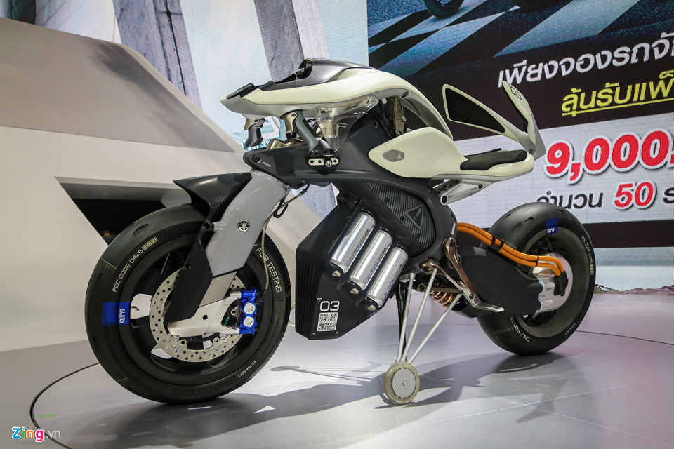 MOTOROiD của hãng Yamaha là thành quả của nỗ lực tìm kiếm một cách vận hành mới, khi xe và người dung hòa vào làm một. Dự án do Trung tâm Sáng tạo của Yamaha (vừa thành lập năm 2016) thực hiện.