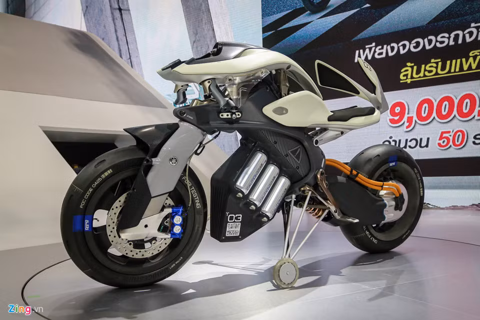 MOTOROiD của hãng Yamaha là thành quả của nỗ lực tìm kiếm một cách vận hành mới, khi xe và người dung hòa vào làm một. Dự án do Trung tâm Sáng tạo của Yamaha (vừa thành lập năm 2016) thực hiện.