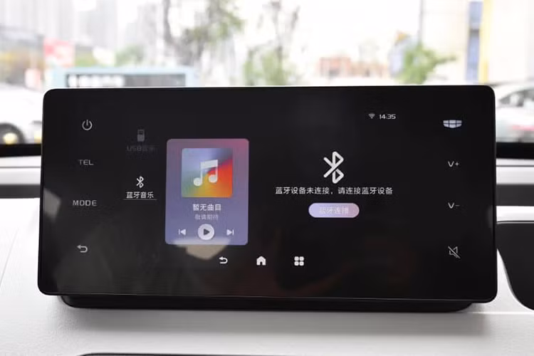 Về mặt tiện ích, các cấu hình có trên Geely Panda Mini Go Kart Edition như trình chiếu màn hình không dây từ điện thoại di động, điều khiển từ xa (tức là điều hòa, truy cập cốp xe), truy vấn trạng thái xe từ xa, điều khiển bằng giọng nói và điều hướng được cung cấp.