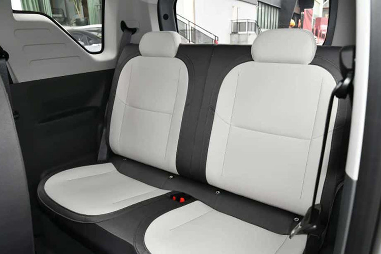 Hai chế độ lái được hỗ trợ là chế độ bình thường và thể thao. Tốc độ tối đa là 100 km/h. Ngoài ra, còn có cả chức năng sạc nhanh DC 22 kW và sạc chậm AC 3,3 kW.