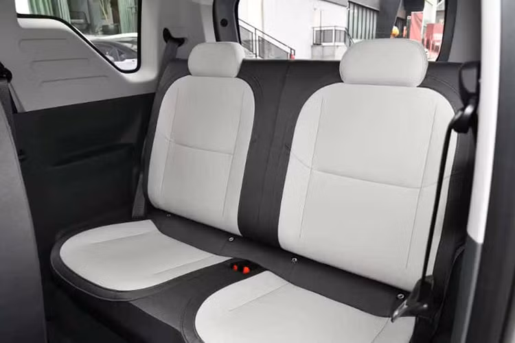 Hai chế độ lái được hỗ trợ là chế độ bình thường và thể thao. Tốc độ tối đa là 100 km/h. Ngoài ra, còn có cả chức năng sạc nhanh DC 22 kW và sạc chậm AC 3,3 kW.