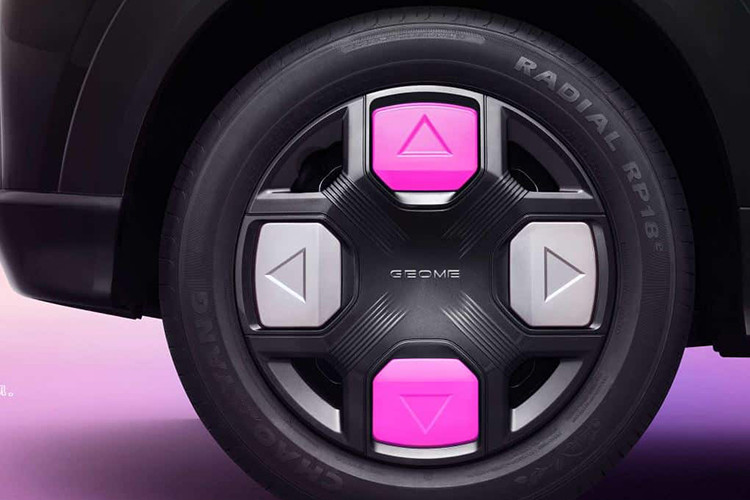 Về ngoại hình chiếc xe mới không thay đổi nhiều, chủ yếu bổ sung thêm vẻ thể thao hơn với "đuôi bay âm thanh", giống như một chiếc xe go-kart. Ngoài ra, Geely Panda Mini phiên bản Go Kart Edition còn có kích thước với các số đo tổng thể bao gồm dài, rộng và cao lần lượt sẽ là 3.150 mm x 1.540 mm x 1.685 mm, chiều dài cơ sở 2015 mm.