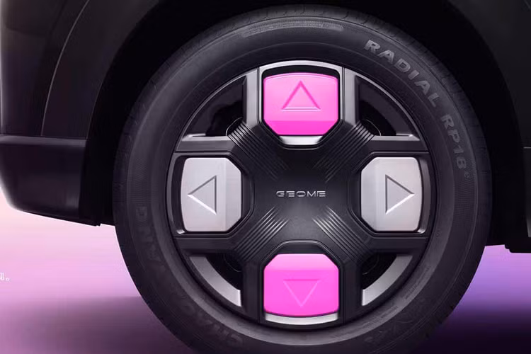 Về ngoại hình chiếc xe mới không thay đổi nhiều, chủ yếu bổ sung thêm vẻ thể thao hơn với "đuôi bay âm thanh", giống như một chiếc xe go-kart. Ngoài ra, Geely Panda Mini phiên bản Go Kart Edition còn có kích thước với các số đo tổng thể bao gồm dài, rộng và cao lần lượt sẽ là 3.150 mm x 1.540 mm x 1.685 mm, chiều dài cơ sở 2015 mm.