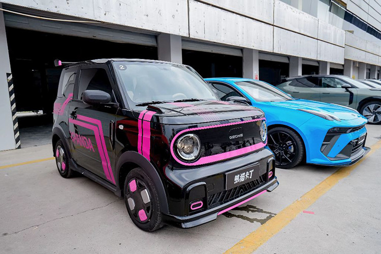 Hiện tại, mức giá xe Geely Panda Mini Go Kart Edition 2024 vẫn chưa được công bố chính thức, nhưng theo dự đoán nó sẽ bán dao động từ 29.900 - 56.900 nhân dân tệ (khoảng 103 - 196 triệu đồng) như công bố của hãng vào hồi tháng 4/2024 vừa qua. 