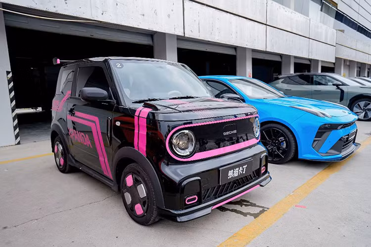 Hiện tại, mức giá xe Geely Panda Mini Go Kart Edition 2024 vẫn chưa được công bố chính thức, nhưng theo dự đoán nó sẽ bán dao động từ 29.900 - 56.900 nhân dân tệ (khoảng 103 - 196 triệu đồng) như công bố của hãng vào hồi tháng 4/2024 vừa qua. 