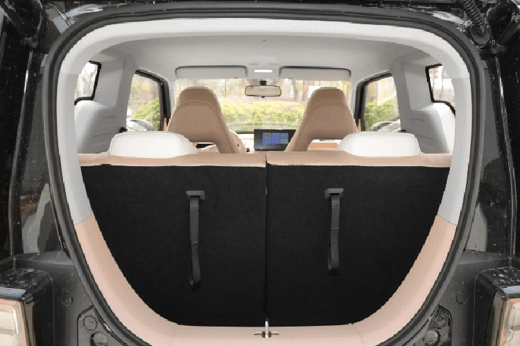 Khi sạc nhanh, pin của xe Geely Panda Mini Go Kart Edition có thể bổ sung từ 30% đến 80% trong 30 phút. Thời gian sạc chậm tiêu chuẩn là 4,5 giờ.