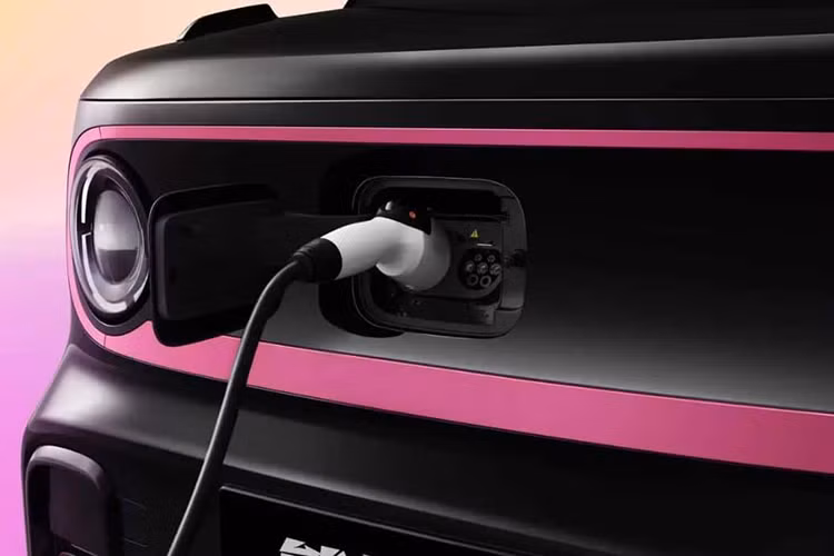 Như vậy so với Panda Knight, chiều dài của xe điện mini Geely Panda Mini Go Kart Edition tăng 15 mm, chiều cao tăng 20 mm và chiều rộng giảm 25 mm. So với Panda Mini, chiều dài của xe mới còn tăng 85 mm, chiều rộng tăng 18 mm và chiều cao tăng 85 mm.