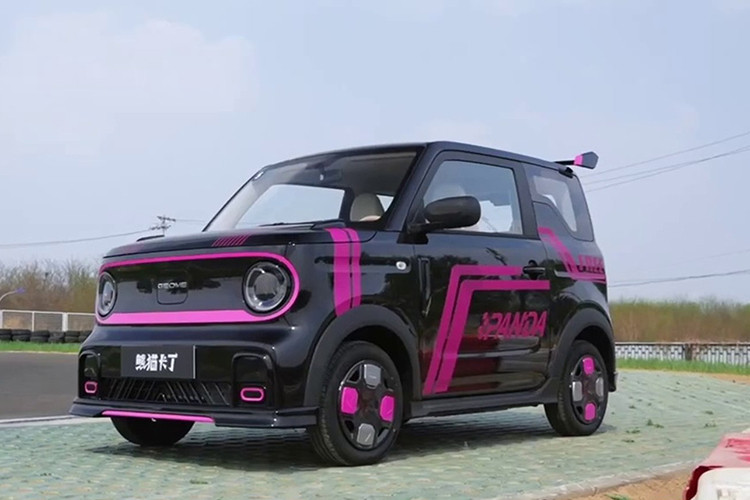 Geely là 1 trong các ông lớn của ngành công nghiệp ôtô Trung Quốc, họ nắm giữ hàng chục thương hiệu lớn bé, trong đó để cạnh tranh với Wuling của liên doanh GM-SAIC-Wuling, hãng xe này đã tạo ra Geome với điểm nhấn phát triển ra mẫu xe Geely Panda Mini EV chạy điện tí hon.