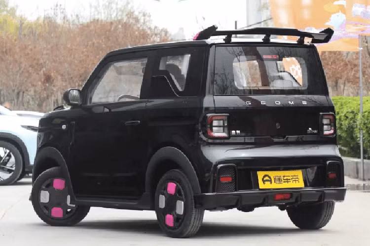 Là một phiên bản dân chơi hơn của Geely Panda Mini, Go Kart Edition đã điều chỉnh ngoại hình và có phạm vi di chuyển theo chu trình thử nghiệm CLTC của Trung Quốc là 200 km. Geely Panda Go Kart Edition 2024 mới là một “chiếc xe kart chạy điện siêu nhỏ đô thị”.