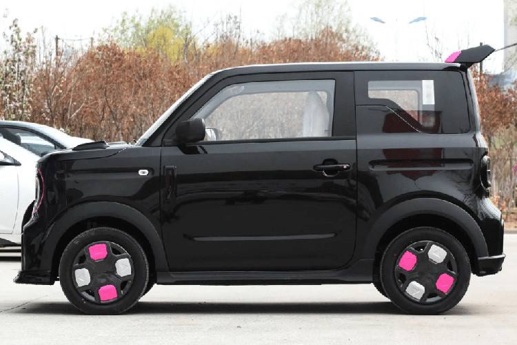 Mới đây, Geely đã thông báo rằng Panda Mini EV với phiên bản Go Kart Edition sẽ chính thức ra mắt vào ngày 9/5 này. Nhưng trước đó, chiếc xe đã bắt đầu được bán trước với mức giá 48.900 nhân dân tệ (6.800 USD), khoảng 160 triệu đồng vào cuối tháng 4/2024.