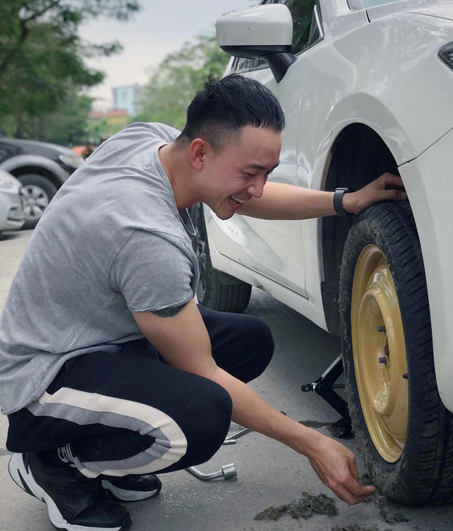 Tuy chỉ là vai phụ, Dũng (Hoàng Anh Vũ thủ vai) lại xuất hiện xuyên suốt chiều dài của phim. Trong "Về nhà đi con", nhân vật Dũng thường xuyên xuất hiện cùng chiếc Mazda 3 màu trắng. Ngoài đời, Hoàng Anh Vũ cũng sử dụng một chiếc Mazda 3 tương tự. Khả năng cao là nam diễn viên mang chiếc xe của mình vào trong phim.