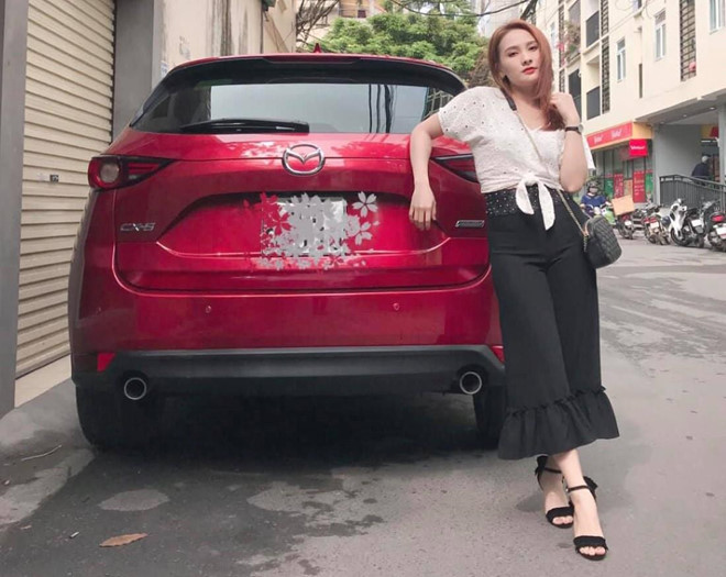 Được đánh giá là vai diễn nhiều màu sắc nhất trong "Về nhà đi con", Thư (Bảo Thanh thủ vai) nhận khá nhiều lời khen từ phía khán giả. Ở ngoài đời, Bảo Thanh sử dụng chiếc SUV Mazda CX-5 đời 2017 cho việc đi lại. Hiện tại, Mazda CX-5 đang được phân phối với 4 phiên bản, có giá từ 899 triệu đến 1,149 tỷ đồng.