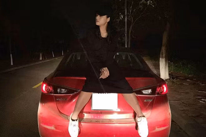 Diễn viên Thu Quỳnh (vai Huệ) cũng sở hữu một chiếc Mazda 3 màu đỏ đậm. Mazda 3 đang là mẫu xe có doanh số đứng đầu trong phân khúc xe hạng C tại Việt Nam. Mazda 3 hiện được phân phối với 3 phiên bản, có giá từ 659 triệu đồng đến 750 triệu đồng. 