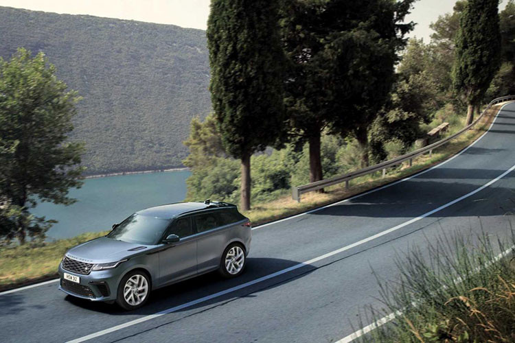 Trong thời gian qua, cánh săn ảnh liên tục bắt gặp một chiếc Range Rover Velar "lạ hoắc" trên đường thử. Ban đầu, nhiều người tưởng rằng đây là phiên bản SVR hiệu suất cao của dòng SUV hạng sang Range Rover Velar. Tuy nhiên, hóa ra đây chính là Range Rover Velar SVAutobiography Dynamic Edition 2019.