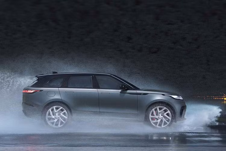 Hiện giá xe Range Rover Velar SVAutobiography Dynamic Edition tại thị trường Mỹ chưa được công bố. Trong khi đó, tại thị trường Anh, Range Rover Velar SVAutobiography Dynamic Edition có giá 86.120 Bảng (khoảng 2,58 tỷ đồng).