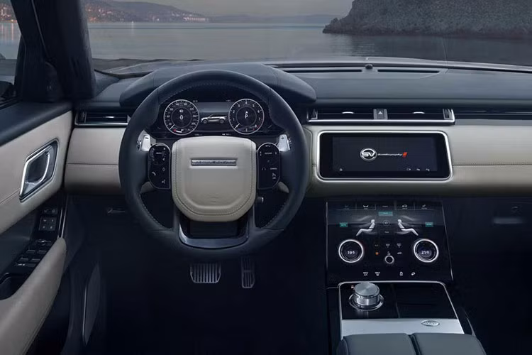 Ngay cả các nút chỉnh hệ thống thông tin giải trí và núm xoay chọn số của Range Rover Velar SVAutobiography Dynamic Edition cũng có khía khác phiên bản thường. Nếu chi thêm tiền, khách hàng có thể trang bị gói phụ kiện bằng sợi carbon cho nội thất.