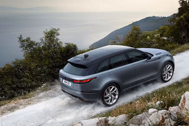 Là phiên bản nhanh nhất và mạnh nhất của dòng Range Rover Velar từ trước đến nay, SVAutobiography Dynamic Edition vẫn giữ nguyên thiết kế thanh lịch như bản thường nhưng được bổ sung thêm sức mạnh bên dưới nắp capô.