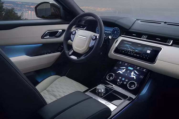 Bước vào bên trong Range Rover Velar SVAutobiography Dynamic Edition, khách hàng được chào đón bằng vô lăng thể thao hơn, đi với lẫy chuyển số bằng nhôm.