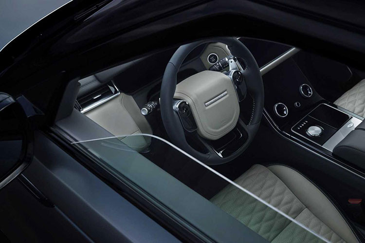 Ngoài ra, mẫu SUV hạng sang này đi kèm đĩa phanh có đường kính 395 mm trên bánh trước và 396 mm ở phía sau với thiết kế 2 mảnh nhằm cắt giảm trọng lượng. Đĩa phanh đồng hành với cùm phanh màu đỏ và bộ vành 21 inch tiêu chuẩn hoặc 22 inch tùy chọn. Nếu muốn, khách hàng có thể chọn cùm phanh màu đen bóng.