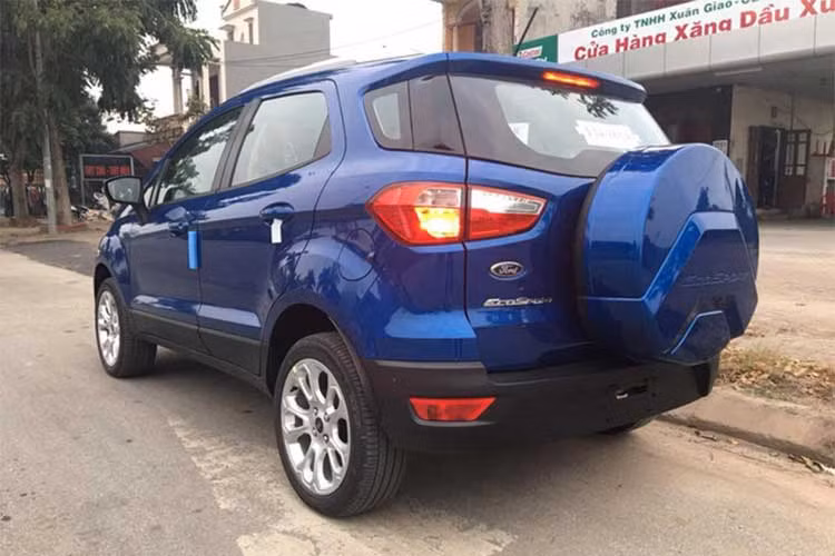 Đầu của xe với lưới tản nhiệt hình lục giác viền mạ cờ-rôm cách điệu, bên trong là hai thanh ngang xếp song song, kèm logo thương hiệu ở trung tâm. Đèn sương mù kích thước lớn nằm bên trong hai hốc bọc ốp đen.