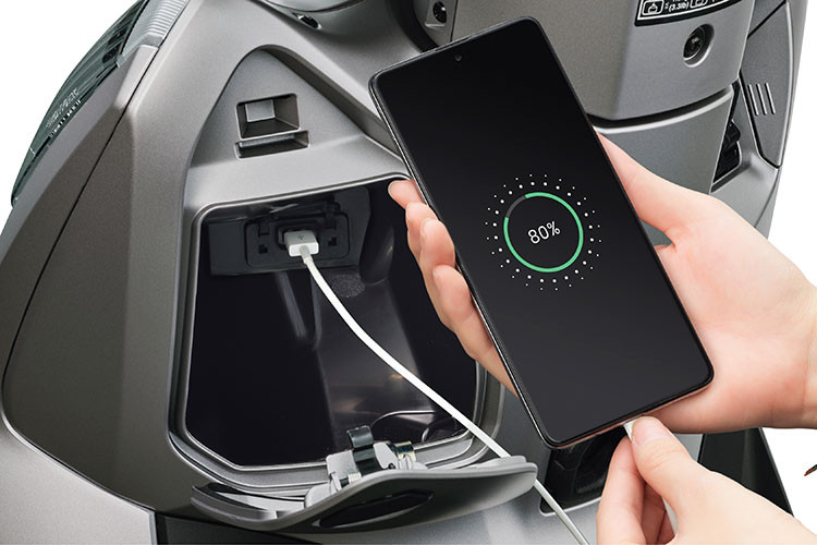 Mẫu xe ga Honda LEAD bản nâng cấp mới cũng sở hữu hộc đựng đồ dưới yên xe cực đại, lên tới 37 lít, cho phép chứa được 2 mũ bảo hiểm cả đầu cỡ lớn cùng nhiều vật dụng cá nhân khác.