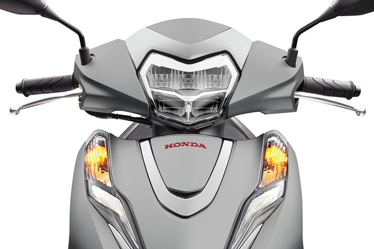 Ở phần ngoại hình, Honda LEAD 125cc 2022 mới cũng có một số thay đổi nhỏ để tạo sự khác biệt với mặt nạ được tinh chỉnh cá tính hơn với biểu tượng chữ U ngay bên dưới đầu xe, từ đầu đến đuôi xe được điểm xuyết một số chi tiết mạ crôm. 
