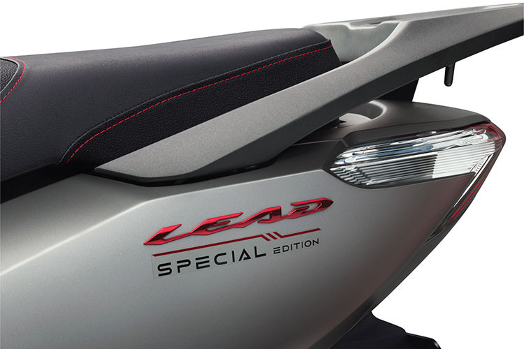 Cho đến nay, Honda LEAD tiếp tục là một trong những mẫu xe dẫn đầu về kích cỡ của hộp đựng đồ. Đây được coi là tiện ích vượt trội đầy tự hào giúp mẫu xe trở nên phổ biến trên khắp đường phố Việt Nam.