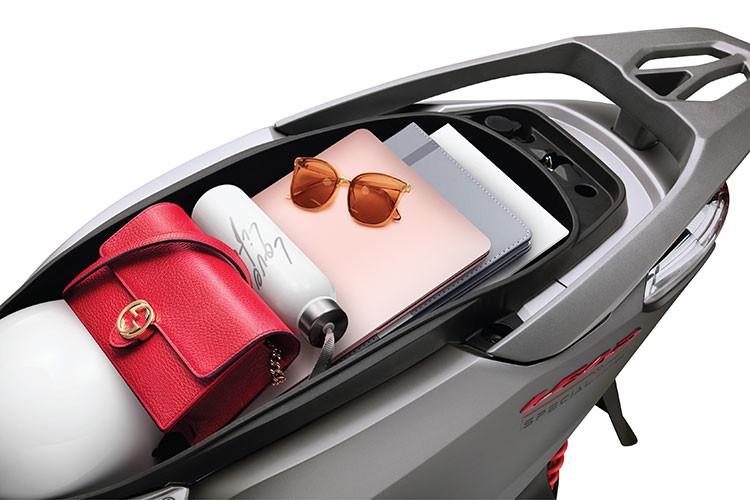 LEAD 125cc tự hào được trang bị hệ thống khóa thông minh SMART Key tối ưu khả năng chống trộm. Hệ thống đèn chiếu sáng phía trước có tính năng luôn sáng khi xe vận hành, đảm bảo cho người sử dụng có tầm nhìn tốt nhất, hạn chế trường hợp quên bật đèn pha khi đi trong điều kiện ánh sáng không đảm bảo.