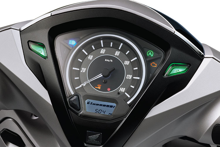 Honda LEAD 125cc thế hệ mới cũng được trang bị hàng loạt tiện ích để hỗ trợ cho chủ sở hữu. Trên phiên bản Đặc biệt và Cao cấp, hộc để đồ trước mới tích hợp cổng sạc USB có dạng nắp mở tiện lợi như trên mẫu xe ga cao cấp Sh mode 125cc đã được HVN áp dụng.