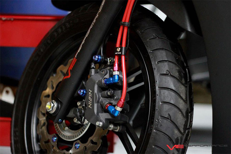 Thay đổi nhẹ và trang trí cho dàn chân trước là đĩa Galfer cố kèm ốc kiểng Proti, bộ dây dầu và gác dầu Earl's cùng bộ chia dây dầu Active hay còn được nhiều bạn chơi ghi đông trần dùng để chia dây ga.