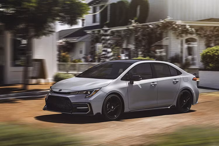 Mẫu xe Toyota tiếp theo nằm trong danh sách năm nay là Toyota Corolla. Xe có sẵn trong nhiều loại cấu hình với nhiều tùy chọn động cơ. Đáng chú ý, tất cả phiên bản đều có vật liệu chất lượng và giá cả phải chăng. Thực tế, Corolla hatchback là một trong 10 mẫu xe tuyệt vời nhất dưới 20.000 USD.