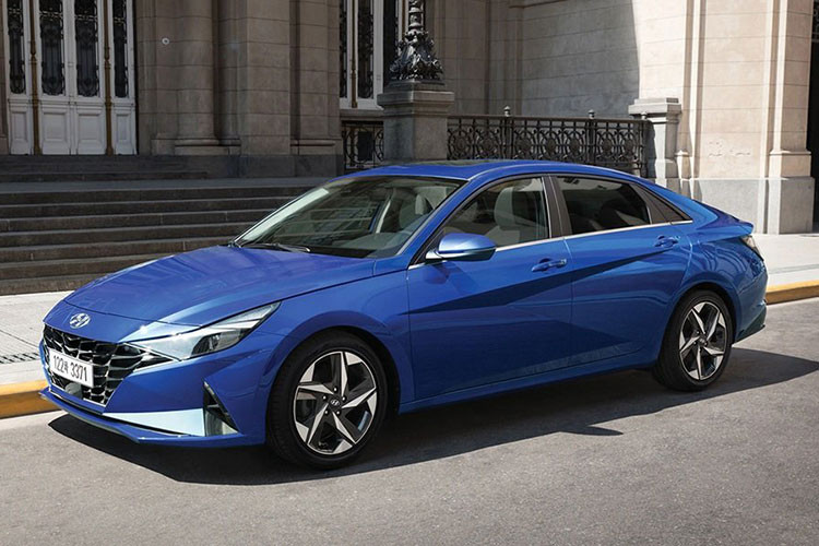 Mẫu sedan rộng rãi Hyundai Elantra có sẵn với động cơ xăng và hybrid. Đáng chú ý, phiên bản hiệu suất cao Elantra N đã được vinh danh là một trong 10 mẫu ô tô tuyệt vời nhất dưới 30.000 USD (gần 700 triệu đồng) trong năm 2021. Trong khi đó, phiên bản hybrid đã lọt vào danh sách 10 mẫu xe ôtô hybrid tốt nhất dưới 30.000 USD.