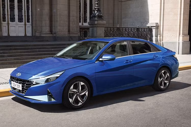 Mẫu sedan rộng rãi Hyundai Elantra có sẵn với động cơ xăng và hybrid. Đáng chú ý, phiên bản hiệu suất cao Elantra N đã được vinh danh là một trong 10 mẫu ô tô tuyệt vời nhất dưới 30.000 USD (gần 700 triệu đồng) trong năm 2021. Trong khi đó, phiên bản hybrid đã lọt vào danh sách 10 mẫu xe ôtô hybrid tốt nhất dưới 30.000 USD.