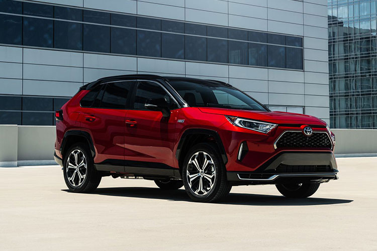 Toyota RAV4 chính là mẫu xe nhận được nhiều giải thưởng nhất trong năm 2021 theo xếp hạng từ Kelley Blue Book. Mẫu SUV 5 hành khách này được giới chuyên gia đánh giá cao nhờ sự rộng rãi và thoải mái cùng với một loạt các tùy chọn động cơ và biến thể. RAV4 Prime plug-in hybrid đã nằm trong danh sách 14 mẫu SUV mới và tái thiết kế tốt nhất trong năm 2021.