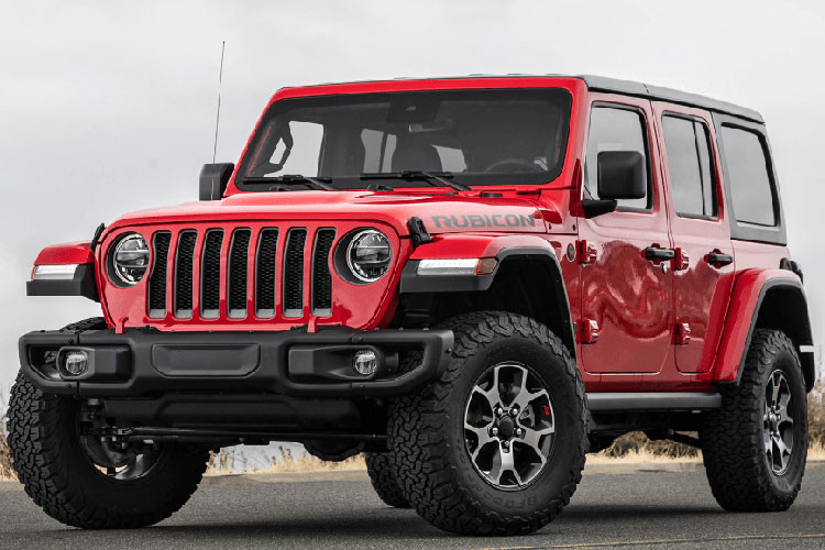Jeep Wrangler 2021 là mẫu xe duy nhất trong danh sách không phải thương hiệu châu Á. Từ lâu đã là lựa chọn hàng đầu cho những người đam mê chinh phục địa hình, Jeep Wrangler có thể đi đến những nơi mà các phương tiện khác không thể. Xe có sẵn dưới dạng 2 cửa hoặc 4 cửa và người dùng cũng có thể tháo cửa và mui để tận hưởng trọn vẹn không gian ngoài trời. 