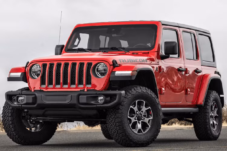 Jeep Wrangler 2021 là mẫu xe duy nhất trong danh sách không phải thương hiệu châu Á. Từ lâu đã là lựa chọn hàng đầu cho những người đam mê chinh phục địa hình, Jeep Wrangler có thể đi đến những nơi mà các phương tiện khác không thể. Xe có sẵn dưới dạng 2 cửa hoặc 4 cửa và người dùng cũng có thể tháo cửa và mui để tận hưởng trọn vẹn không gian ngoài trời. 